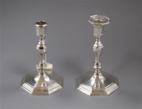A pair of modern 18ct century design silver dwarf candlesticks by Rodney C. Pettit, London 1985, ( one sconce missing), 16cm.
